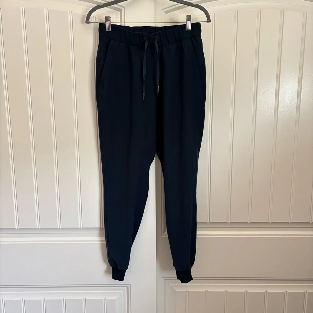 Lululemon On The Fly Jogger True Navy size 4
